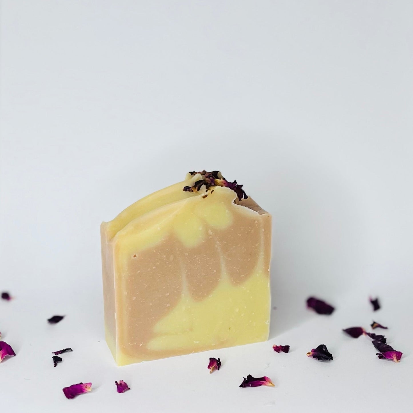 Roze en witte klei zeep Fruity Freshness met natuurlijke etherische oliën, zacht voor de huid en vegan, voor een verfrissend en elegant verzorgingsmoment.