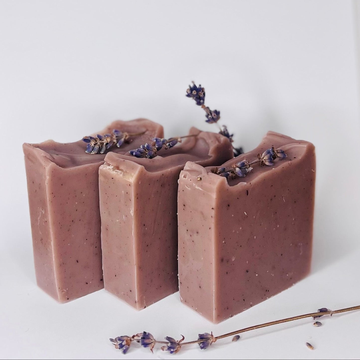 Unieke handgemaakte lavendelzeep van Sunny Soaps met subtiele paarse tinten en bloemige geur