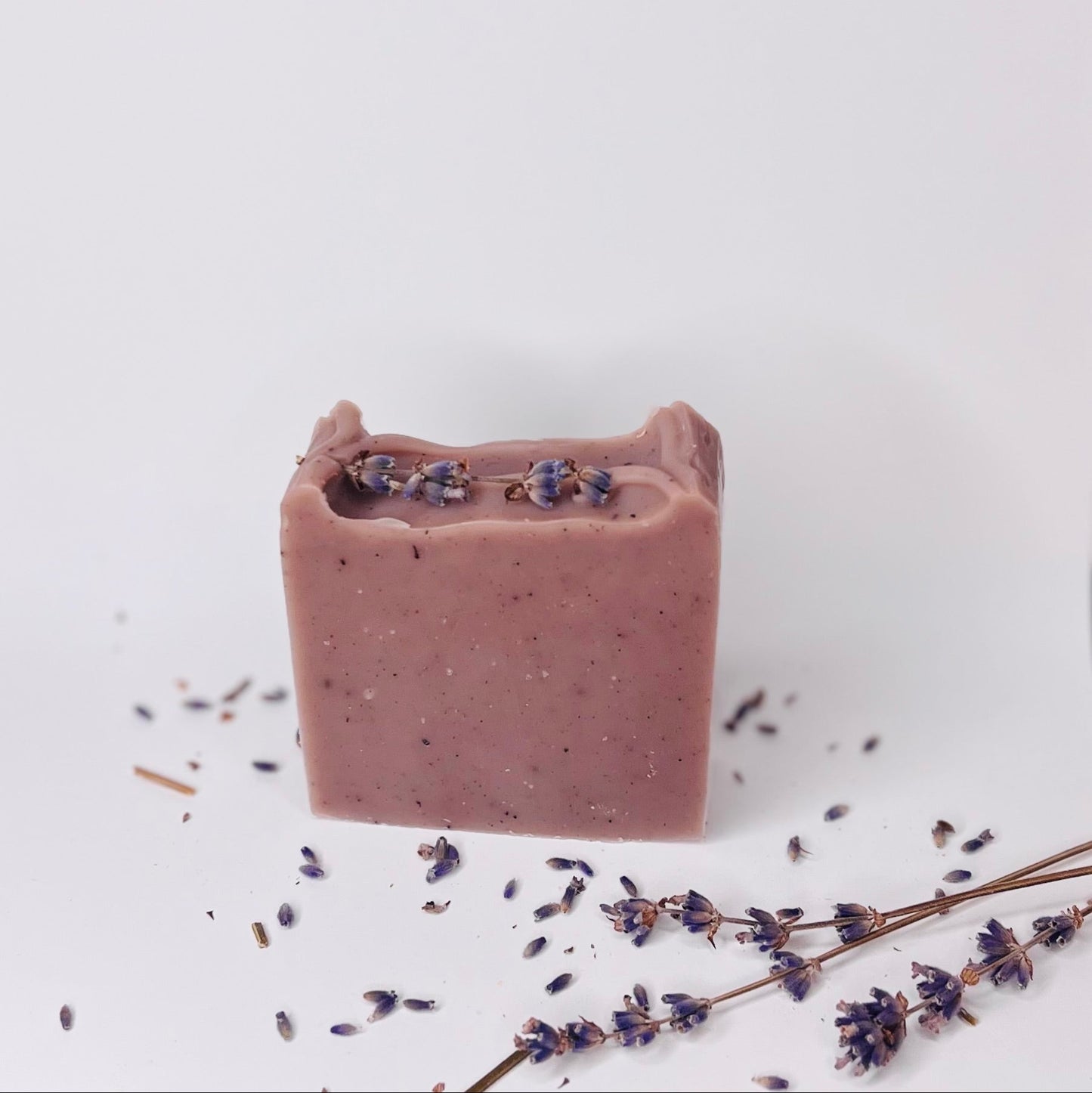 Lovely Lavender zeep van Sunny Soaps met lavendel, geranium en ylang-ylang, handgemaakt en rustgevend