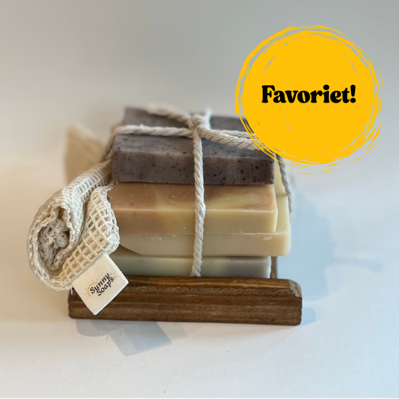 Cadeauset van Sunny Soaps met zeepbakje, katoenen zeepzakje en vier handgemaakte zepen"