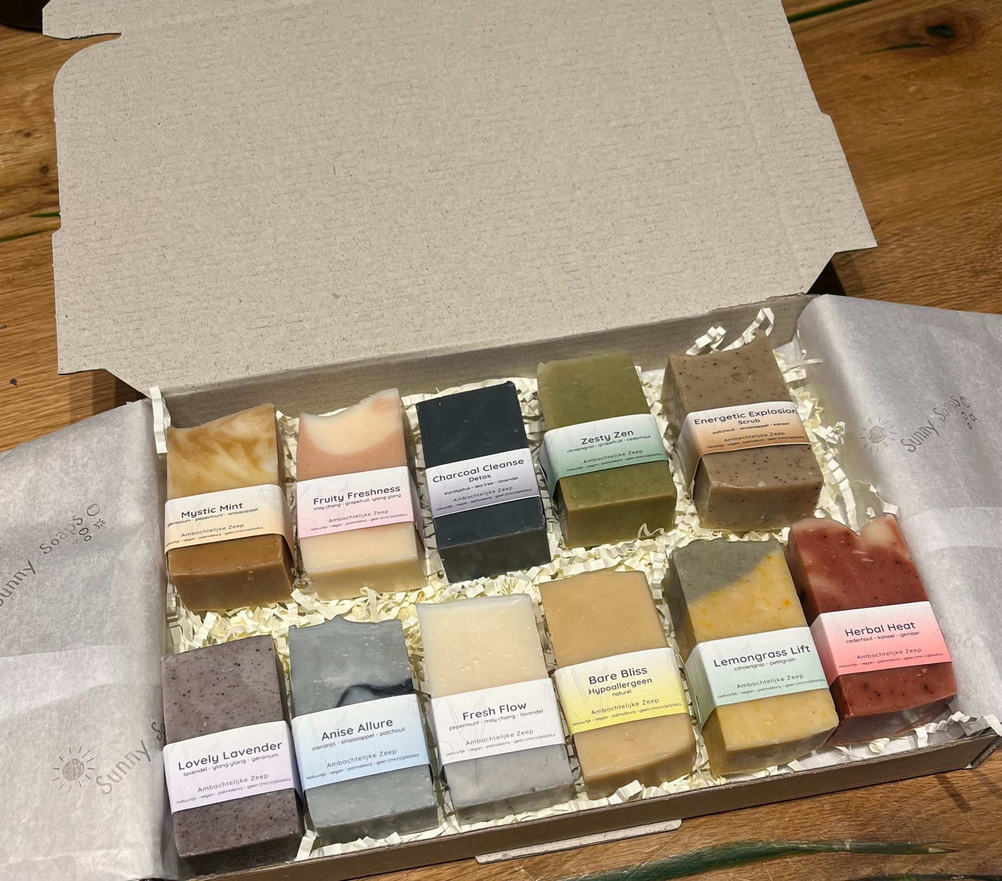 Luxe sample set met 11 mini zepen van Sunny Soaps, ideaal om cadeau te doen of zelf te ontdekken