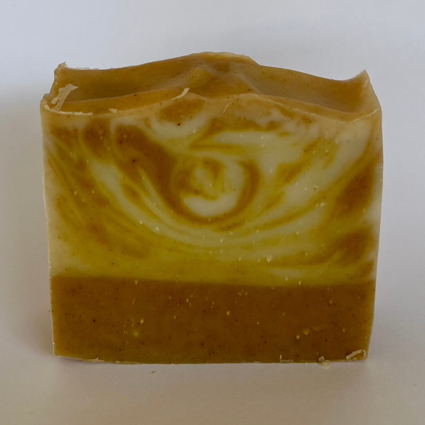 Vegan gezichtszeep tegen onzuiverheden met tea tree, gele klei, witte klei en kurkuma, handgemaakt in Nederland.