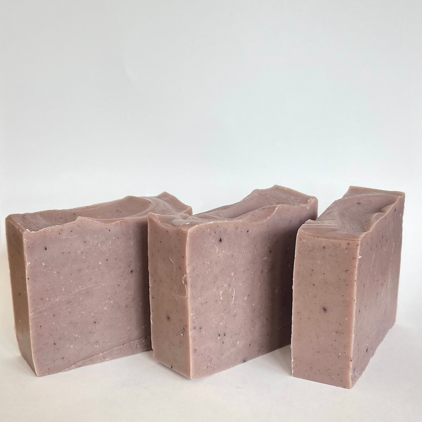 De lovely lavender zepen op een rij zonder de grasdozen of zeepwikkels