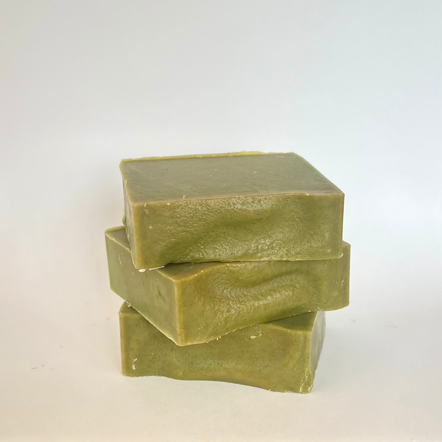 Ambachtelijke zeep Zesty Zen met natuurlijke oliën, spirulina en groene klei, verfrissende geur van citroengras, sinaasappel, grapefruit en cederhout.