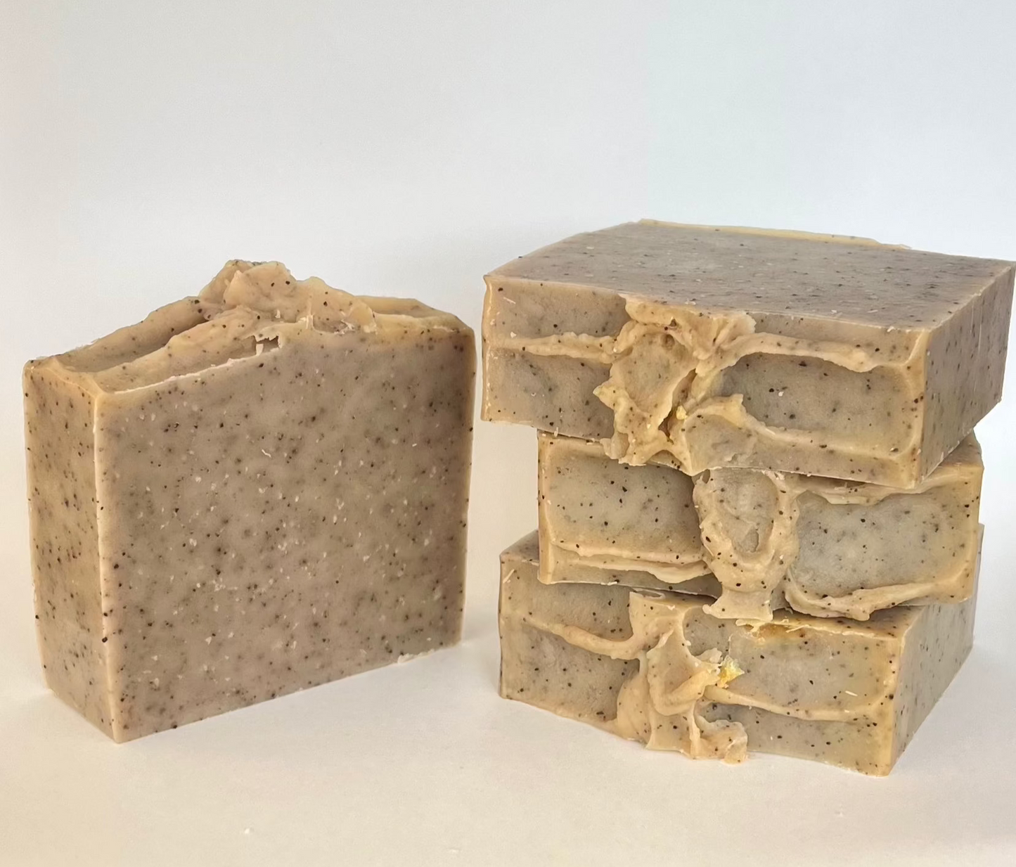 Garden Glow scrubzeep met gemalen koffie en Marokkaanse ghassoul klei, krachtig in het verwijderen van hardnekkig vuil en vlekken, met frisse sinaasappel- en warme kaneelgeur.