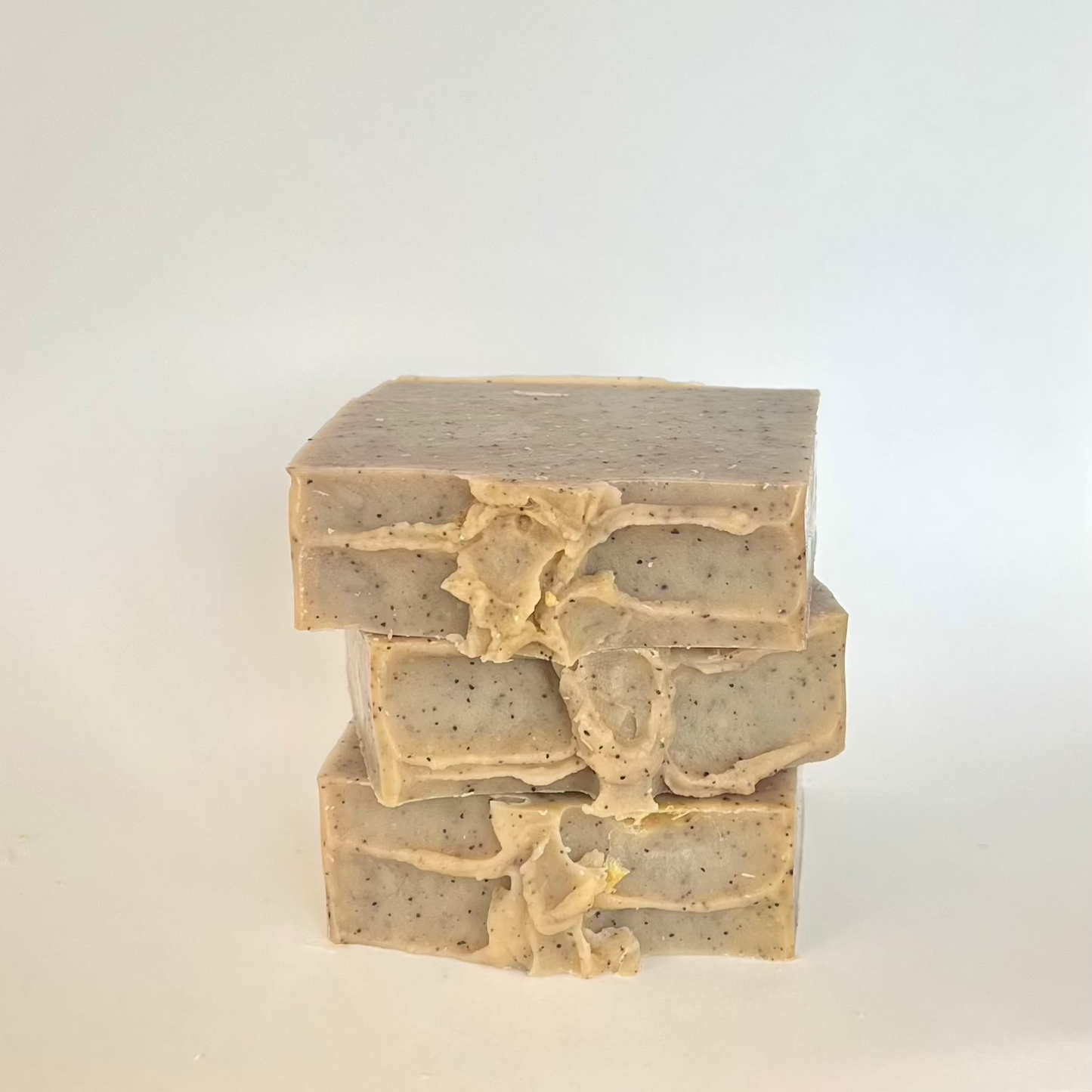 Natuurlijke scrubzeep Garden Glow met koffie-extract voor intensieve reiniging, gecombineerd met hydraterende olijfolie en kokosolie voor zachte, verzorgde handen.