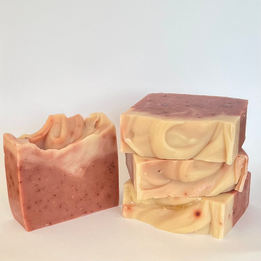 Herbal Heat zeep met diepe rode tinten van rode klei en meekrapwortelpoeder, verzorgend met olijfolie, sheaboter en kruidige geuren van cederhout, kaneel, gember en petitgrain.
