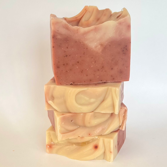 Handgemaakte kruidige Herbal Heat zeep, rijk aan natuurlijke klei en etherische oliën, voor een intens verzorgde huid met een warme, rustgevende geurbeleving.