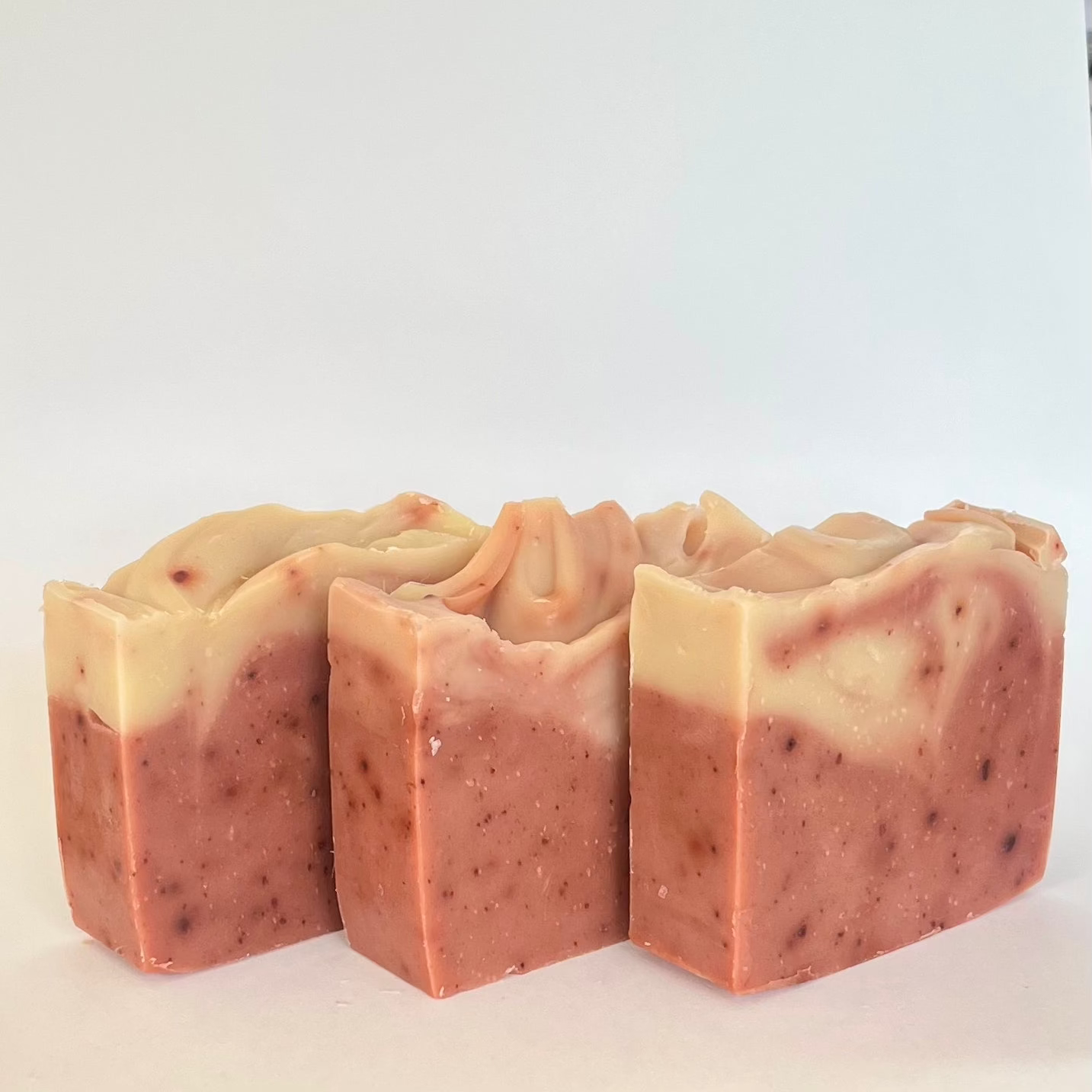 Vegan Herbal Heat zeep met hydraterende oliën en krachtige kruidenaroma’s, perfect voor een zachte, stralende huid met een warme, stimulerende geur.