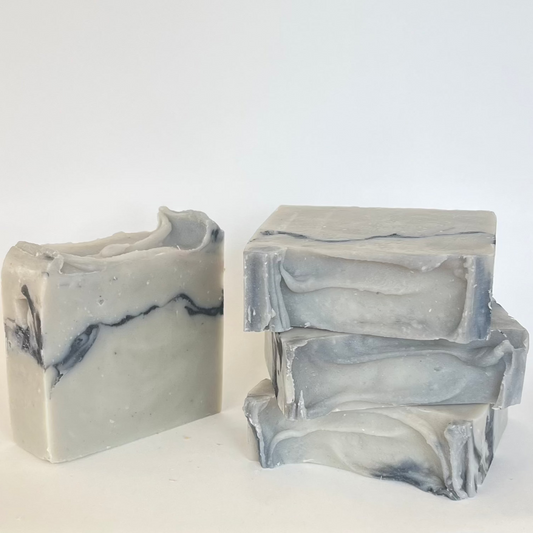 Anise Allure zeep met actieve kool en Cambrian blauwe klei voor diepe reiniging en verzorging, met een warme, kruidige geur van steranijs, sinaasappel, patchouli en lavendel.