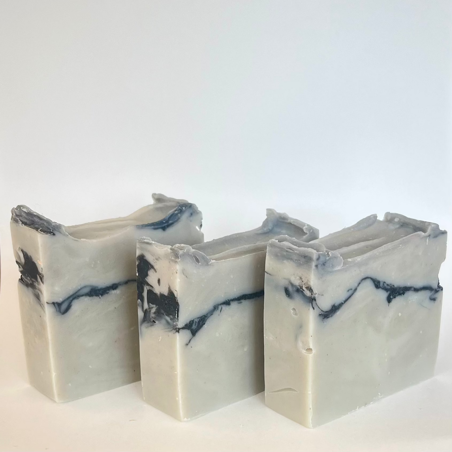 Vegan Anise Allure zeep met blauwe klei en etherische oliën, een fluweelzacht schuim en een luxueuze geurbeleving, perfect voor een schone en verzorgde huid.