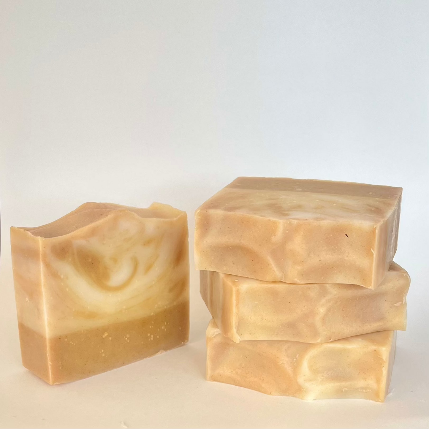 Mystic Mint zeep met kurkuma, gele en witte klei, en een bloemige geur van geranium, lavendel, pepermunt en sinaasappel, handgemaakt voor een zachte, gereinigde huid.
