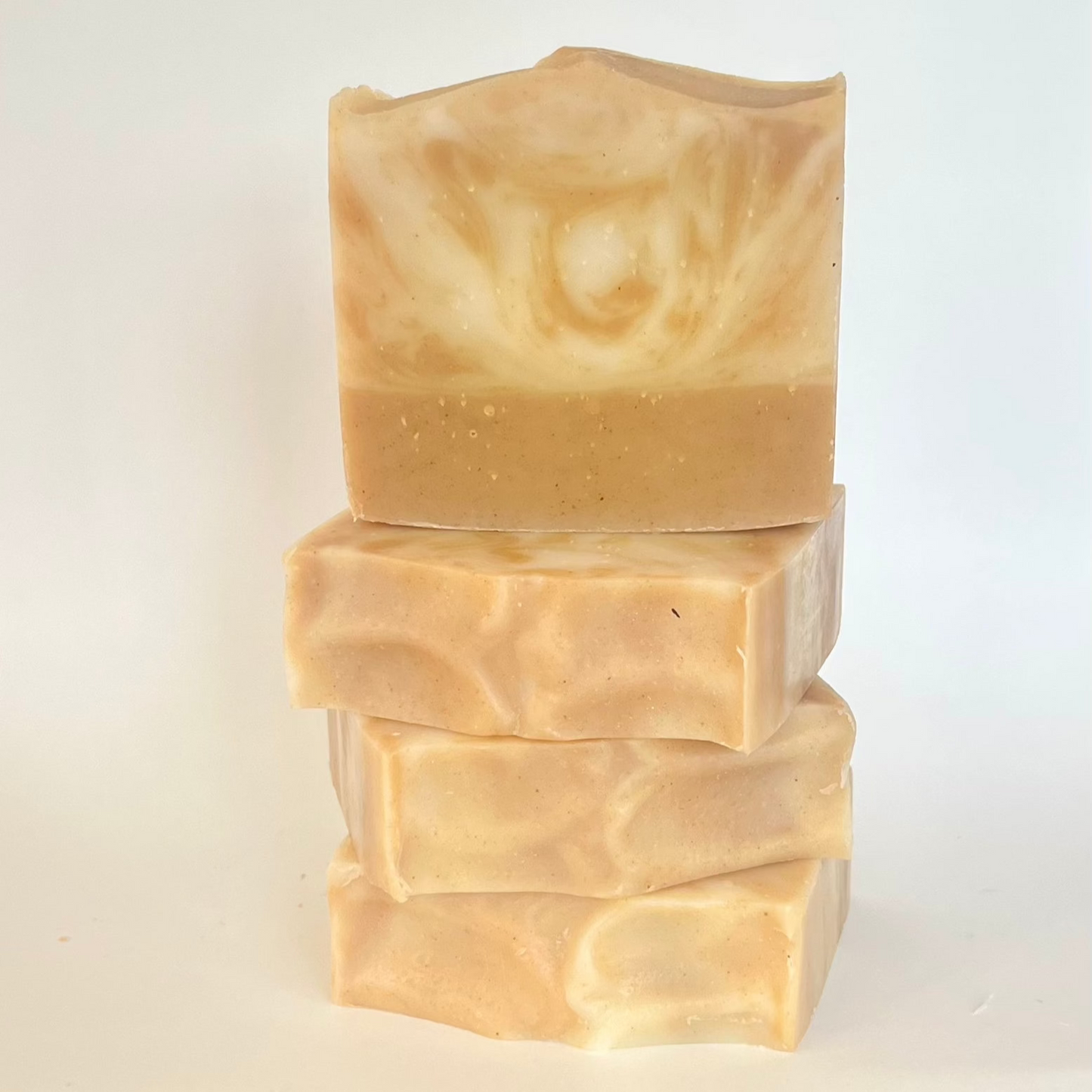 Vegan Mystic Mint zeep met hydraterende olijfolie, sheaboter en ontstekingsremmende kurkuma, geschikt voor alle huidtypes, inclusief gevoelige en onzuivere huid.