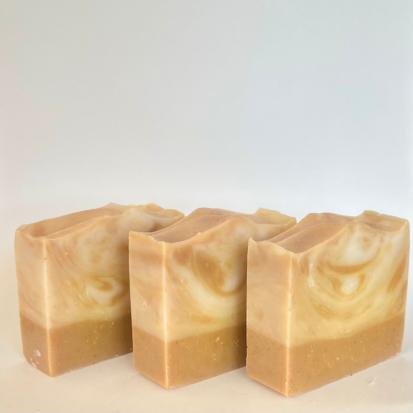 Handgemaakte Mystic Mint zeep met een frisse en rustgevende geur, ideaal voor het gezicht en lichaam, ondersteunt het verminderen van acne dankzij kurkuma.