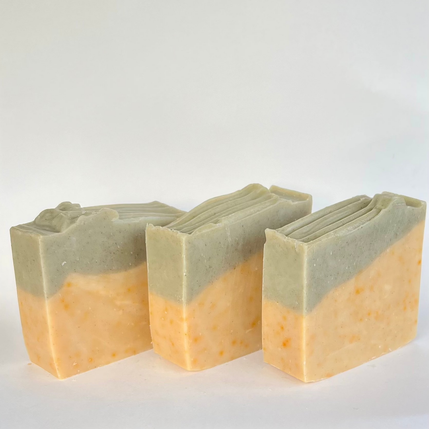 Natuurlijke Lemongrass Lift zeep, handgemaakt met gele klei en antioxidanten uit annattozaad, geschikt voor alle huidtypes en zorgt voor een verkwikkende en milde reiniging.