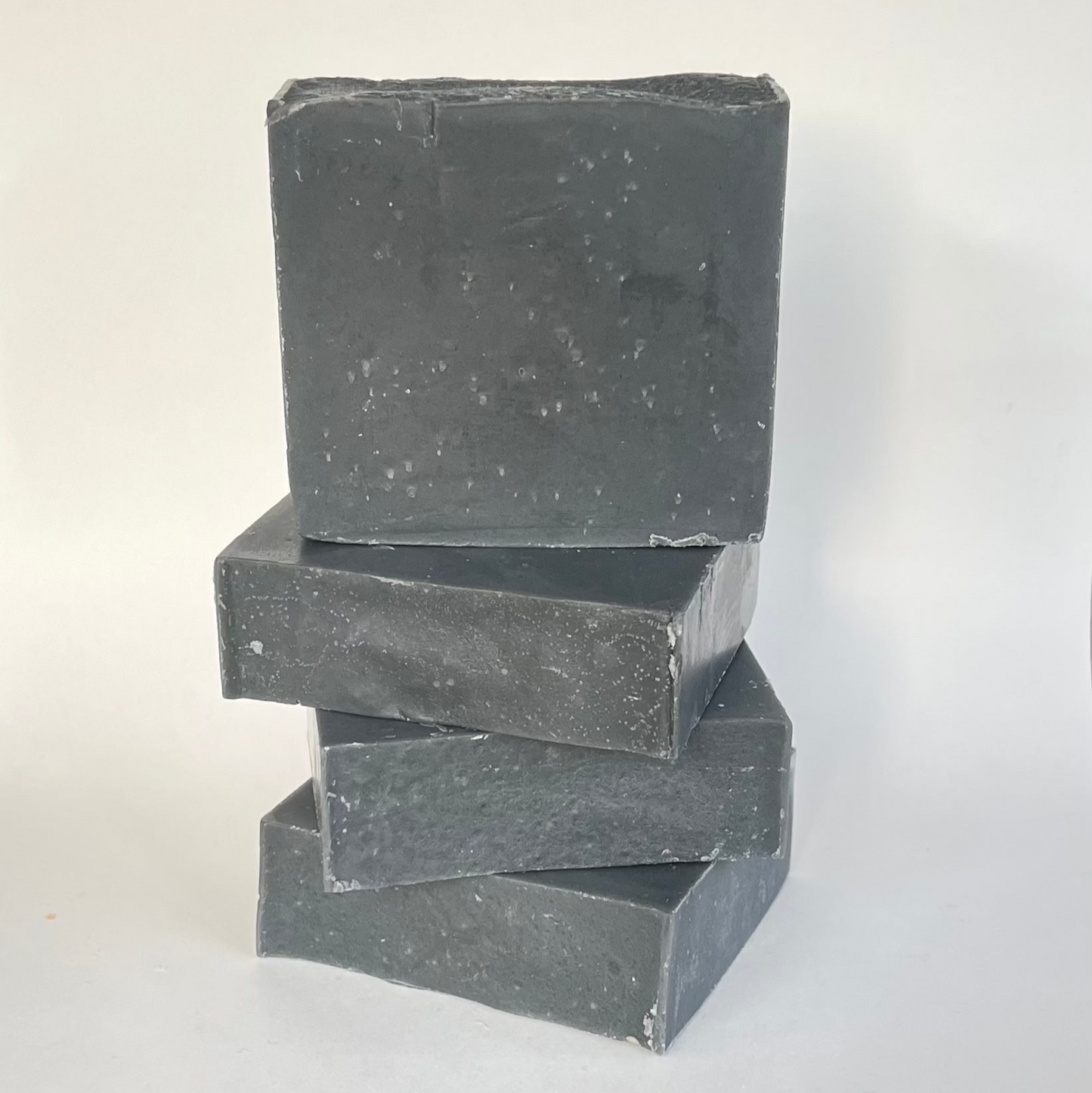 Handgemaakte zeep met actieve kool, Dode Zee-klei en tea tree olie voor een diepe reiniging na het sporten