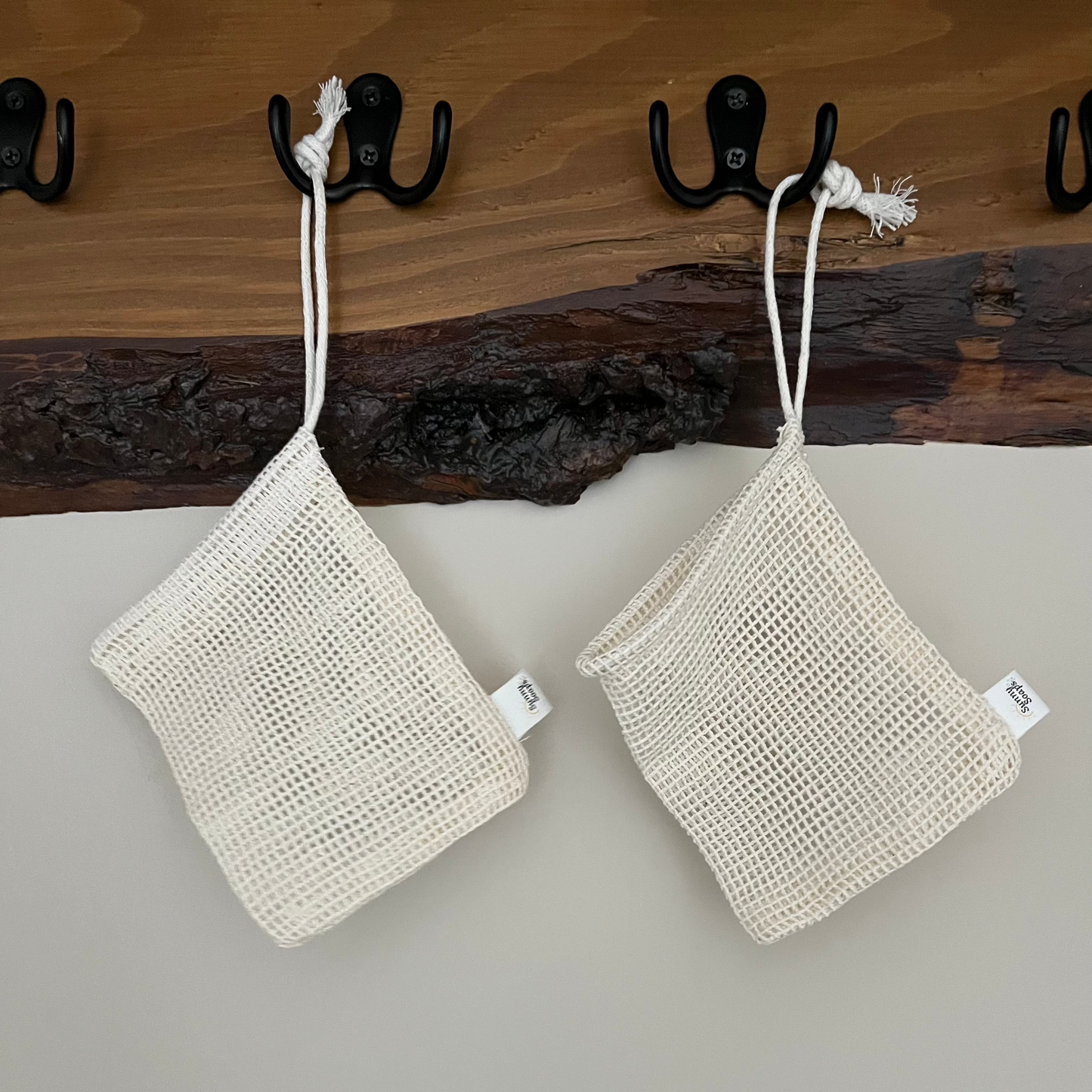 Katoenen scrubzakje met handgemaakte zeep binnenin