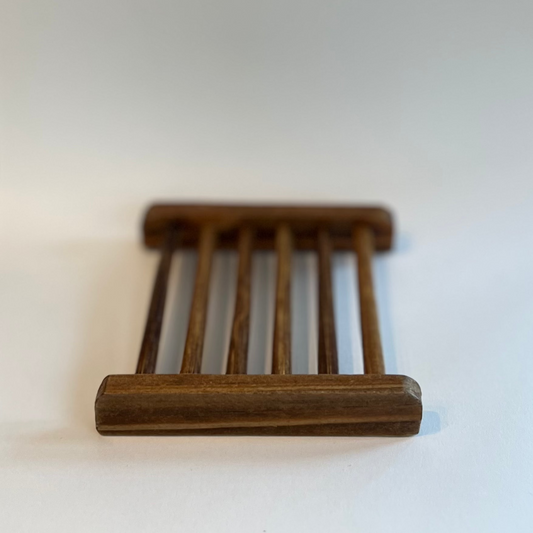 Handgemaakt zeepbakje van hout met natuurlijke zeep