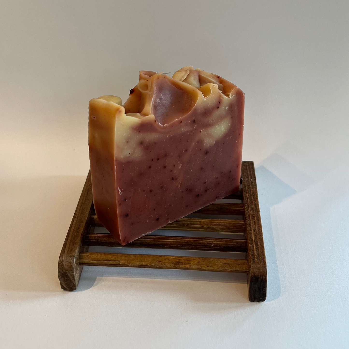Sunny Soaps zeep op duurzaam houten zeepbakje