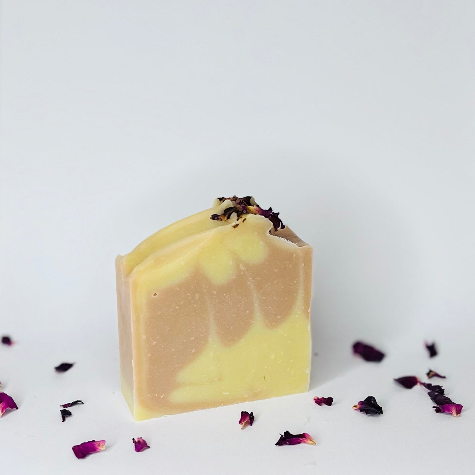 Roze en witte klei zeep Fruity Freshness met natuurlijke etherische oliën, zacht voor de huid en vegan, voor een verfrissend en elegant verzorgingsmoment.