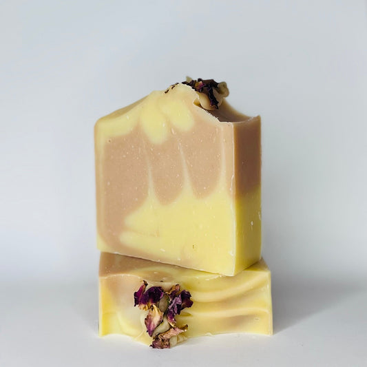 Ambachtelijke zeep Fruity Freshness met hydraterende kleien en een luxe geurcombinatie van may chang, grapefruit en ylang ylang, geschikt voor alle huidtypes.