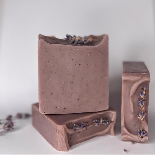 Paarse handgemaakte zeep met lavendel, paarse mais, Braziliaanse klei en alkanet voor milde verzorging