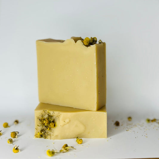 Zachte Bare Bliss zeep zonder parfum en irriterende stoffen, geschikt voor problematische en droge huid, met voedende sheaboter en hydraterende oliën, handgemaakt en natuurlijk.