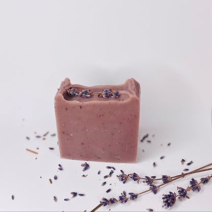 Lovely Lavender zeep van Sunny Soaps met lavendel, geranium en ylang-ylang, handgemaakt en rustgevend