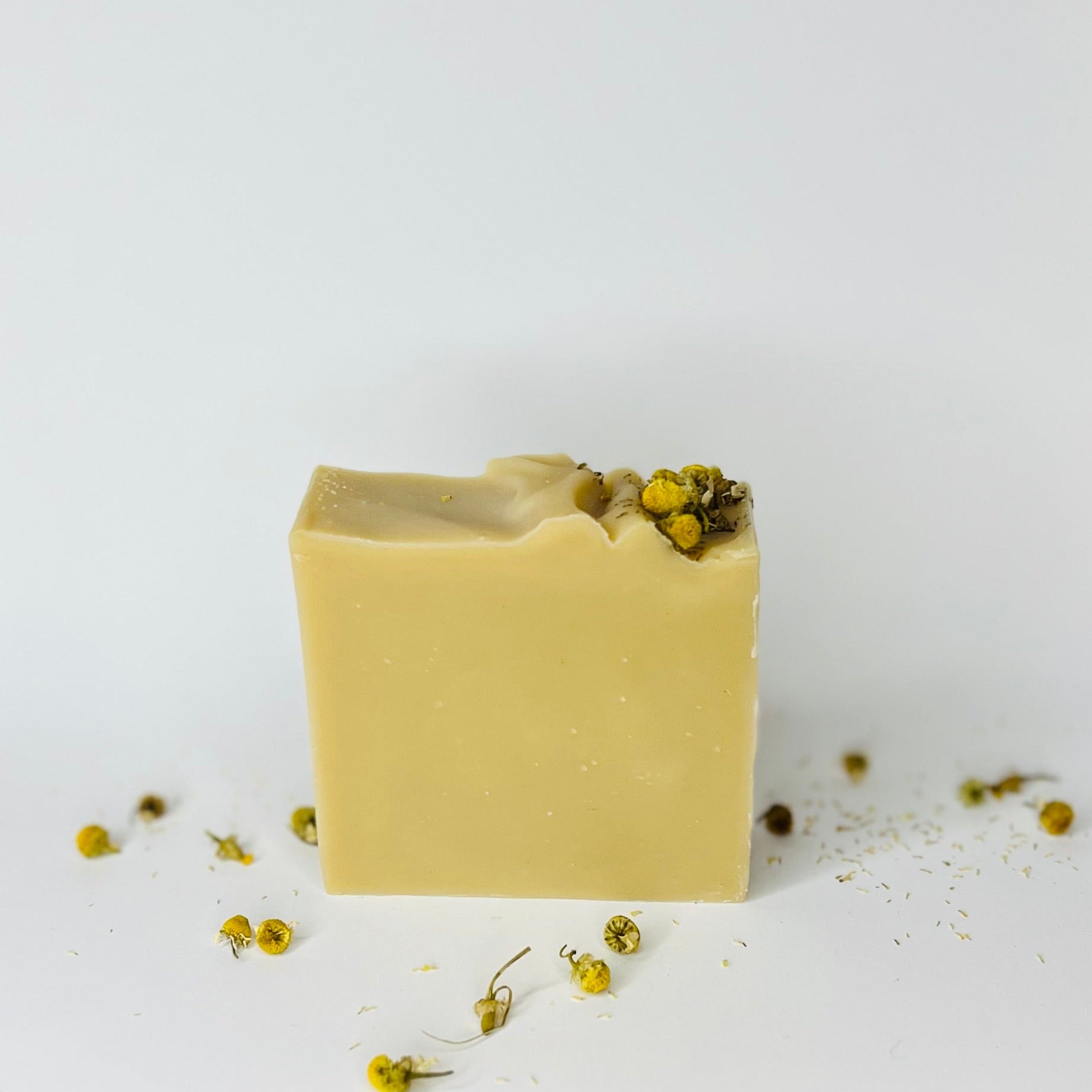 Bare Bliss hypoallergene zeep, mild en ongeparfumeerd, speciaal voor baby's en gevoelige huid, met olijfolie, sheaboter en zachte witte en gele klei voor kalmerende verzorging. Vegan Bare Bliss zeep, sulfaathvrij en zacht voor de huid, met glycerine en natuurlijke ingrediënten, ideaal voor de hele familie inclusief baby's en mensen met een kwetsbare huid.