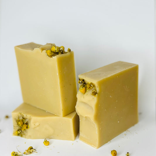 Natuurlijke Bare Bliss zeep met witte klei en gele klei die mild reinigen en kalmeren, perfect voor mensen met eczeem, roodheid en zeer gevoelige huidtypes.