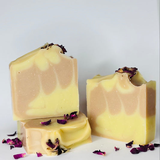 Fruity Freshness zeep met frisse citrusnoten van may chang en grapefruit, bloemige ylang ylang en natuurlijke roze en witte klei voor een zachte, verzorgde huid. Handgemaakte Fruity Freshness zeep met voedende olijfolie, sheaboter en kokosolie, mild voor gezicht en lichaam met een sprankelende, bloemige geur.