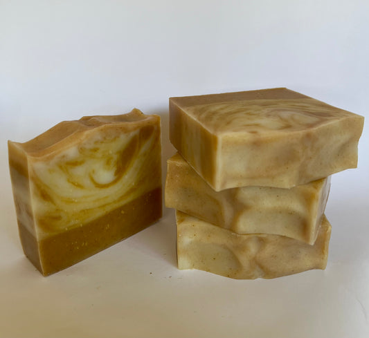 Natuurlijke gezichtszeep voor de onzuivere, vette en gemengde huid met klei, tea tree, kurkuma en plantaardige oliën.