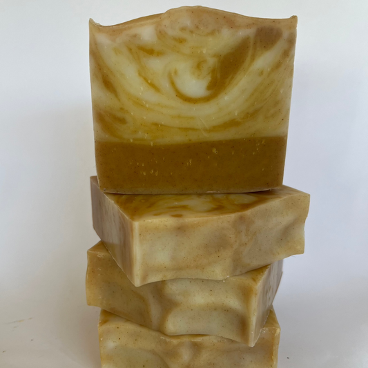 Handgemaakte gezichtszeep Mystieke Melange met witte en gele klei, tea tree en kurkuma voor een natuurlijke reiniging.