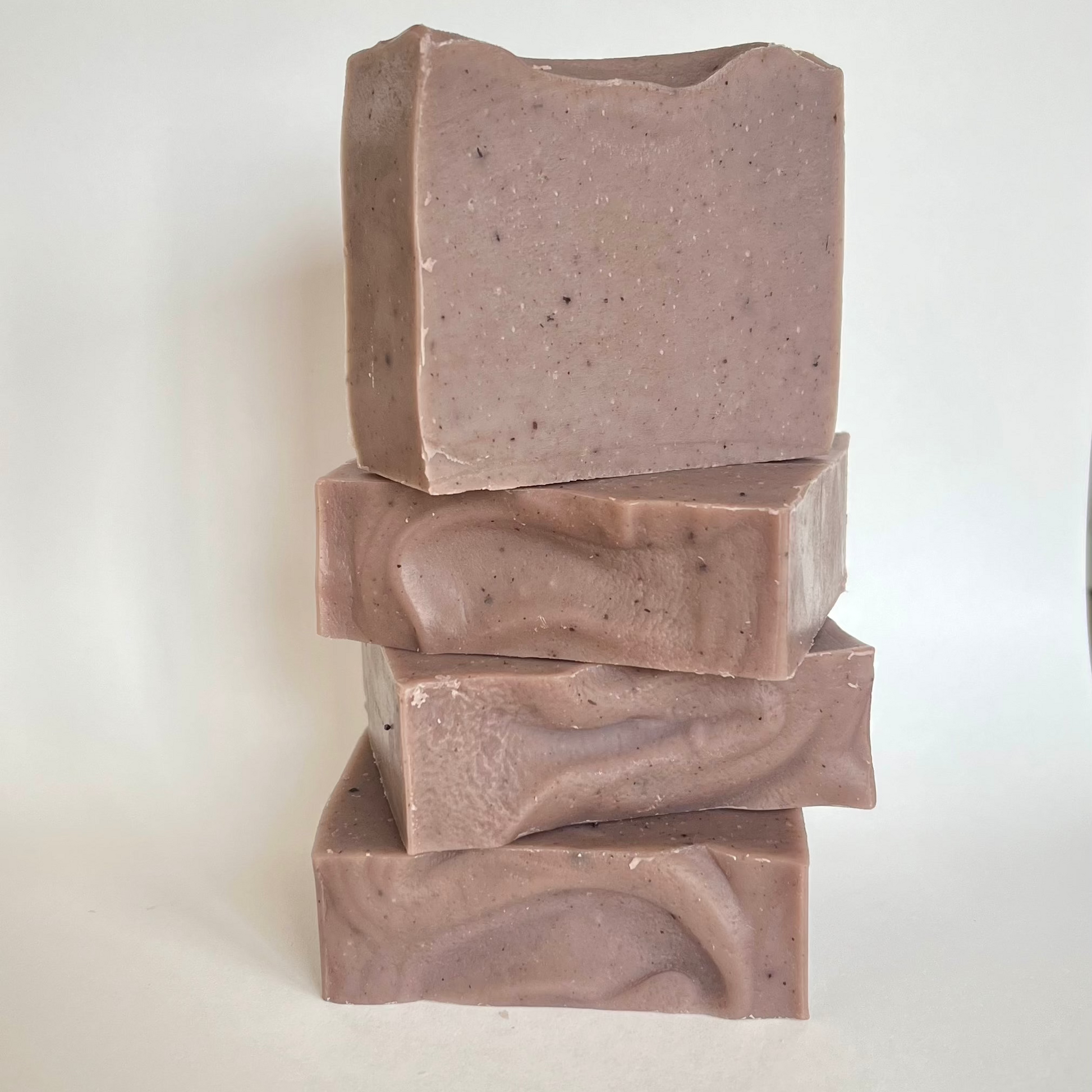 De lovely lavender zepen opgestapeld. Handgemaakt in Didam. Je ziet wat donkere stippels van de maispoeder en klei