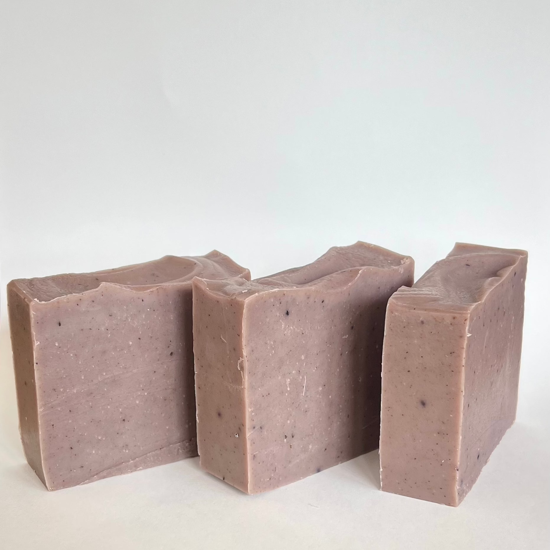 De lovely lavender zepen op een rij zonder de grasdozen of zeepwikkels