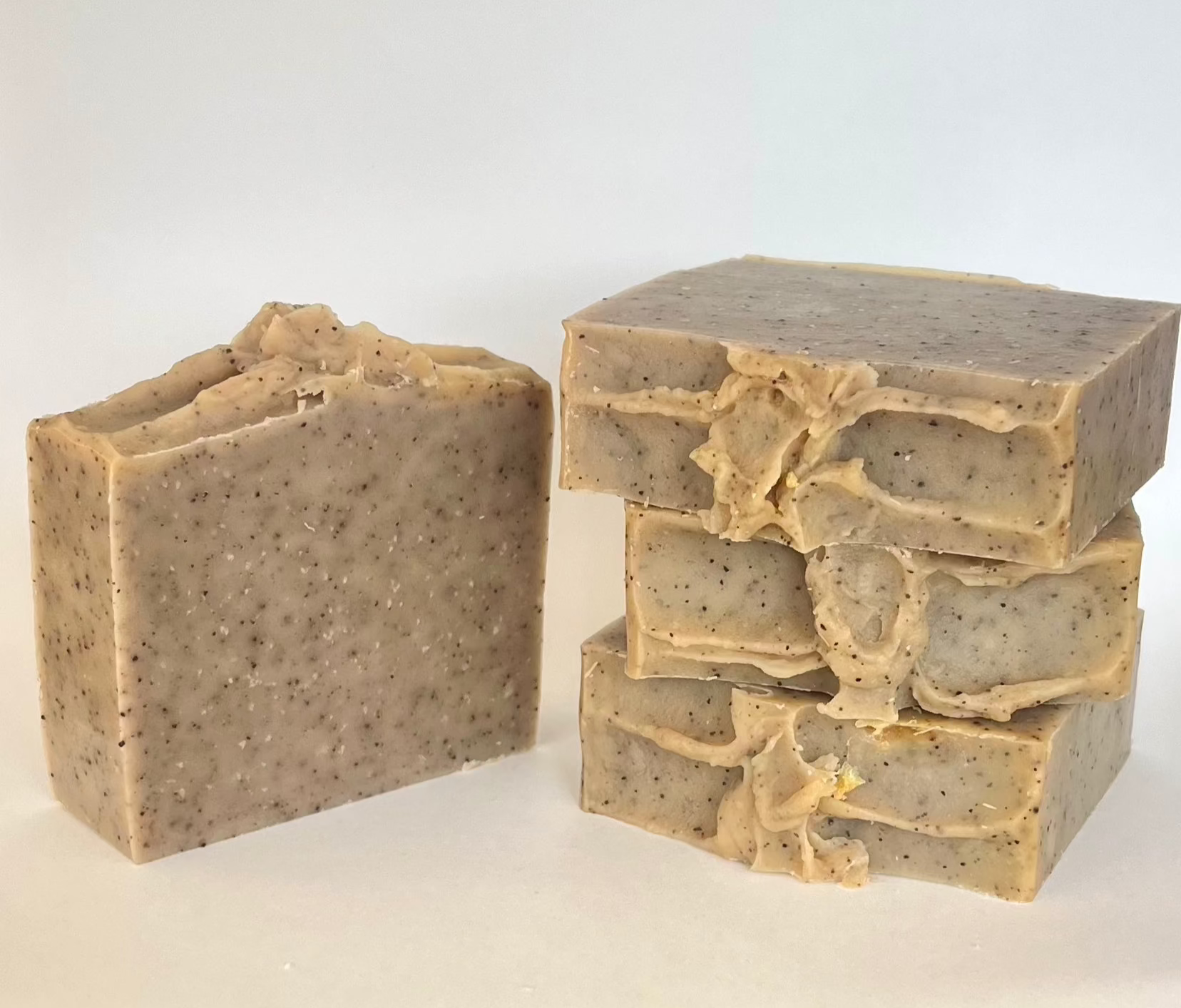 Garden Glow scrubzeep met gemalen koffie en Marokkaanse ghassoul klei, krachtig in het verwijderen van hardnekkig vuil en vlekken, met frisse sinaasappel- en warme kaneelgeur.

