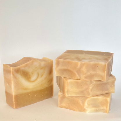 Mystic Mint zeep met kurkuma, gele en witte klei, en een bloemige geur van geranium, lavendel, pepermunt en sinaasappel, handgemaakt voor een zachte, gereinigde huid.