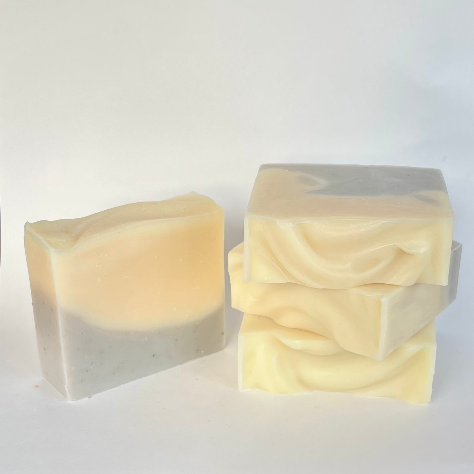 Fresh Flow natuurlijke zeep van Sunny Soaps met een frisse blauw-witte marmering en plantaardige ingrediënten