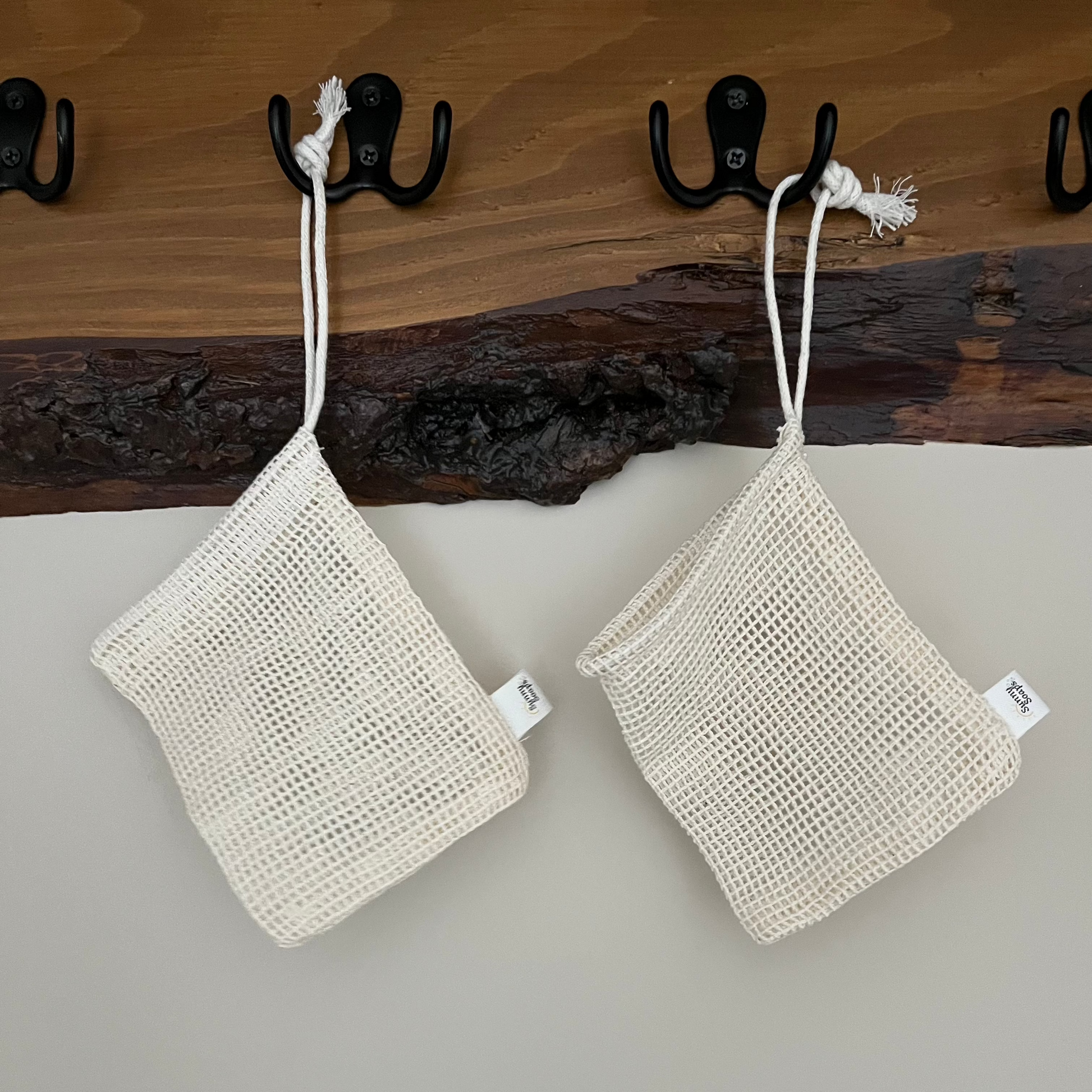 Katoenen scrubzakje met handgemaakte zeep binnenin