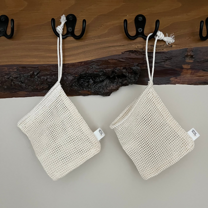 Katoenen scrubzakje met handgemaakte zeep binnenin