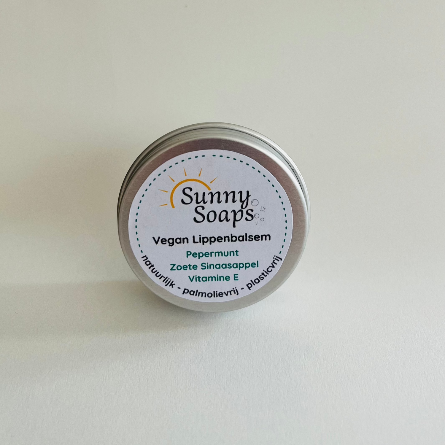 Vegan lippenbalsem van Sunny Soaps in metalen blikje, gemaakt met cacaoboter, kokosolie en vitamine E